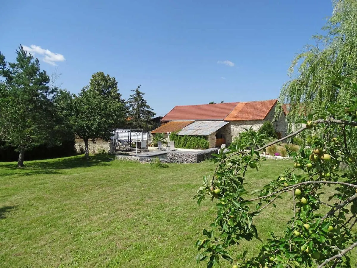 Holiday home Gite Cosy Avec Spa, Grand Jardin, Proche De La Riviere Sioule - Ideal Pour Famille Et Relaxation - Fr-1-489-342 Saint-Bonnet-de-Rochefort