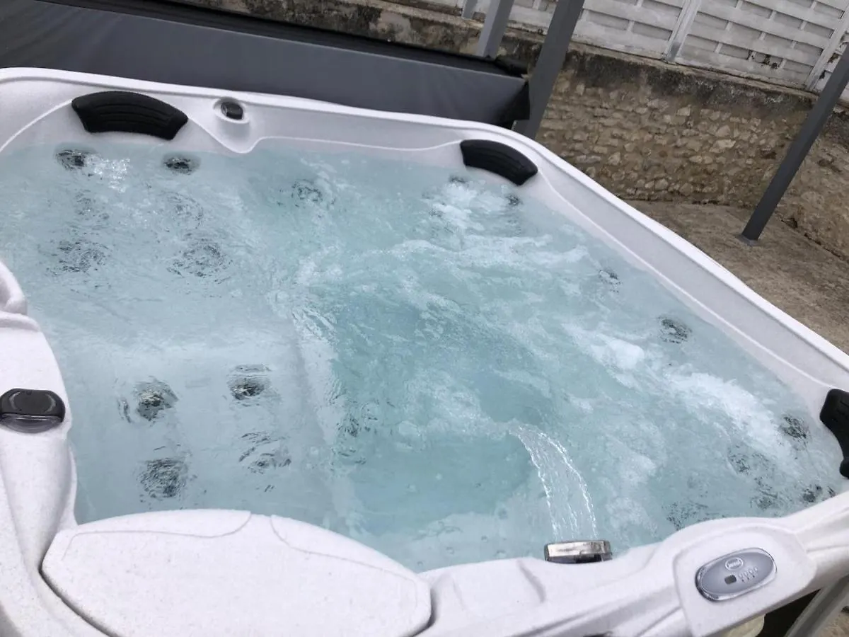 بيت للعطل Gite Cosy Avec Spa, Grand Jardin, Proche De La Riviere Sioule - Ideal Pour Famille Et Relaxation - Fr-1-489-342 Saint-Bonnet-de-Rochefort